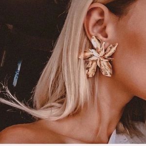 ✂️Gold floral statement earrings